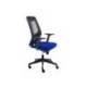SILLA ROCADA DE OFICINA CON RUEDAS Y BRAZOS TAPIZADA EN TELA IGNIFUGA AZUL Y RESPALDO EN POLIMERO NEGRO