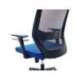SILLA ROCADA DE OFICINA CON RUEDAS Y BRAZOS TAPIZADA EN TELA IGNIFUGA AZUL Y RESPALDO EN POLIMERO NEGRO