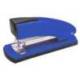 Grapadora Petrus 2001p azul capacidad 20 hojas.